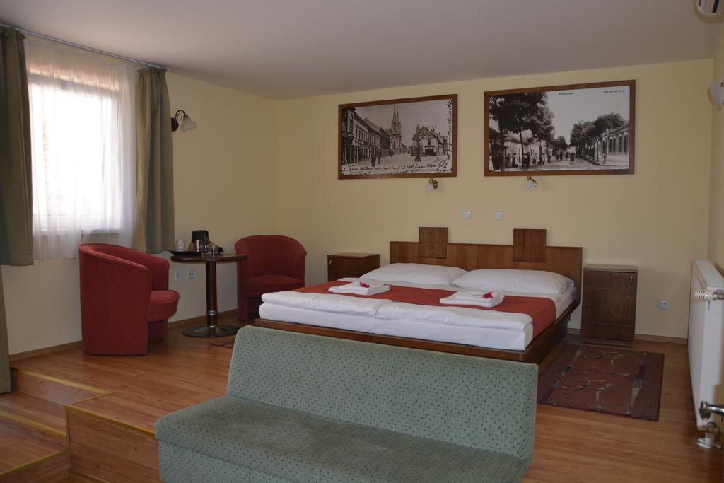 Hotel Banderium Komarno Exterior photo